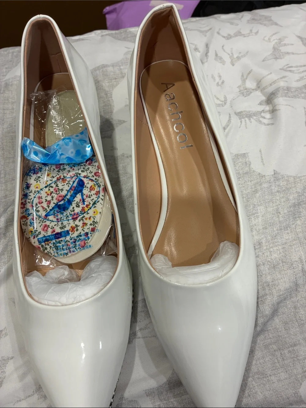 N/A white pointed